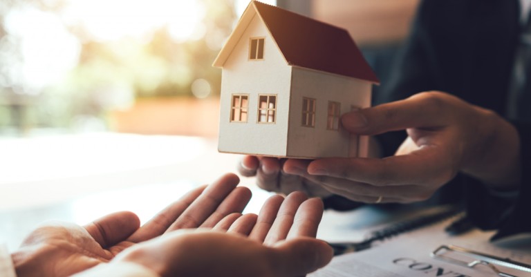 How to Handle Multiple Offers on Your Property